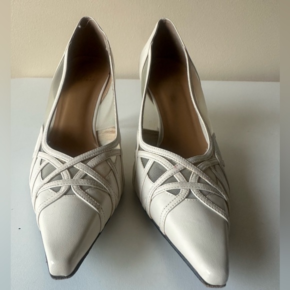 Vintage Stuart Weitzman Beige Cream Off White Pointed Kitten Heels 9 - Picture 1 of 4